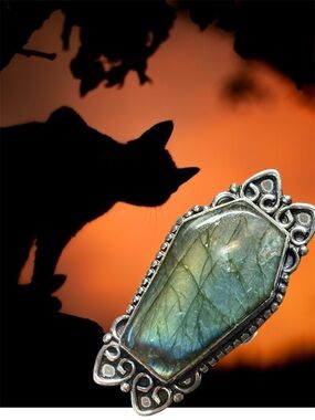 COFFIN-FIERY Labradorite Statement Ring in Iridescent Blue-Green-925